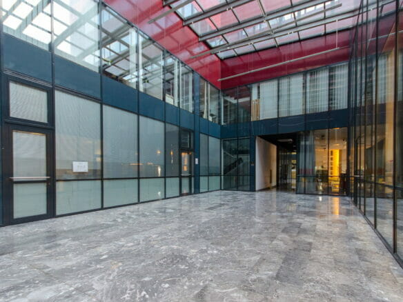 COMMERCIAL REAL ESTATE WITH A LONG-TERM TENANT-BUSINESS SECTOR